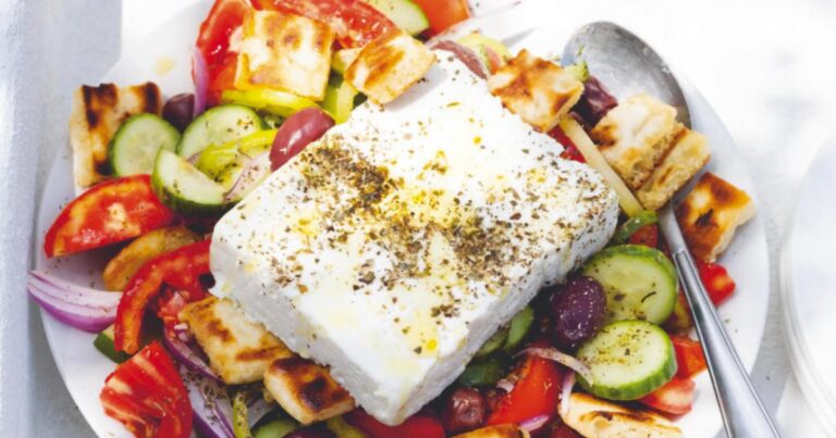 Recette de salade grecque : ingrédients traditionnels et préparation authentique.