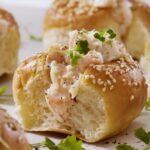 Recette de mini burgers aux crevettes : une option culinaire populaire en France