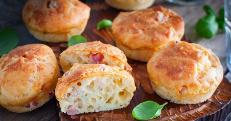 Recette de mini muffins jambon-fromage : préparation simple et rapide pour les repas légers.