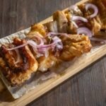 Recette de mtsvadi : brochettes géorgiennes aux oignons, un plat traditionnel savoureux.