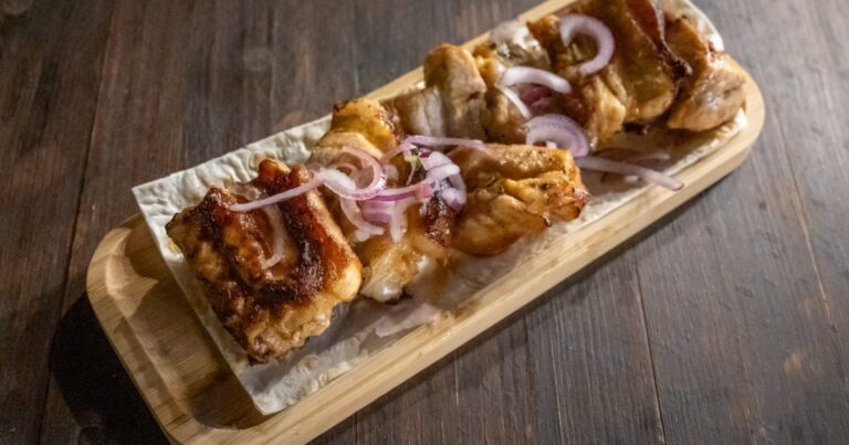 Recette de mtsvadi : brochettes géorgiennes aux oignons, un plat traditionnel savoureux.