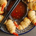 Recette de rouleaux frits aux crevettes accompagnés de sauce aigre-douce traditionnelle