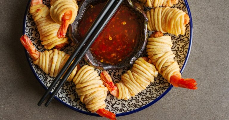 Recette de rouleaux frits aux crevettes accompagnés de sauce aigre-douce traditionnelle