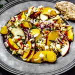 Recette de salade de pêches, feta et menthe pour un repas estival léger et frais