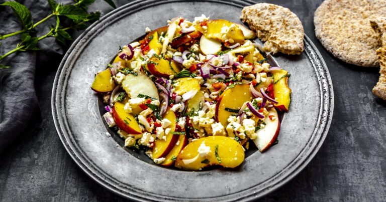 Recette de salade de pêches, feta et menthe pour un repas estival léger et frais