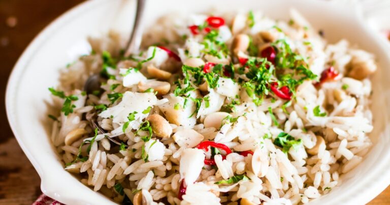 Recette de salade de riz et cabillaud : un plat équilibré pour les repas estivaux.