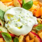 Recette de salade de tomates, pêches et burrata : un plat estival frais et équilibré.
