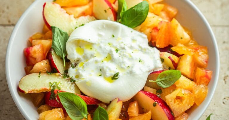 Recette de salade de tomates, pêches et burrata : un plat estival frais et équilibré.