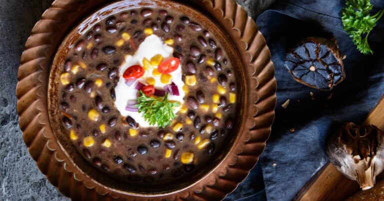 Recette de la soupe cubaine aux haricots noirs : un plat traditionnel riche en saveurs