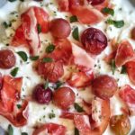 Recette de stracciatella avec raisins rôtis au thym et prosciutto en cuisine italienne.