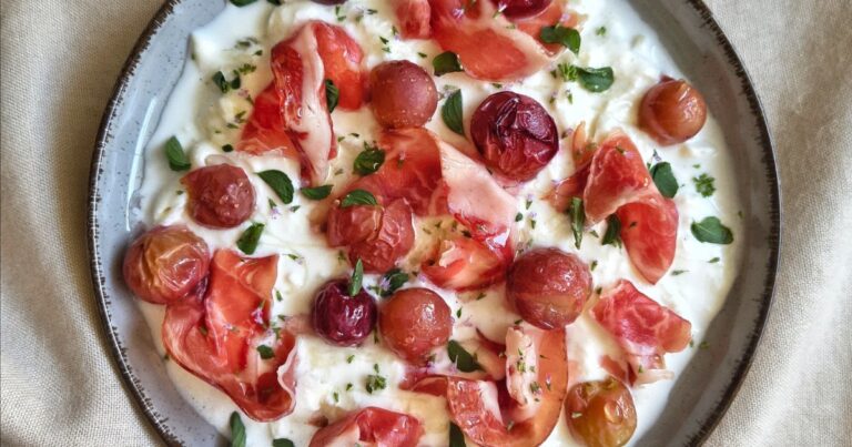 Recette de stracciatella avec raisins rôtis au thym et prosciutto en cuisine italienne.
