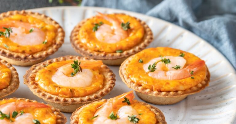 Recette de tartelettes aux crevettes et fromage : un plat apprécié dans la cuisine française.