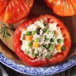 Recette de tomates farcies crues au thon et fromage frais, riche en légumes et protéines.