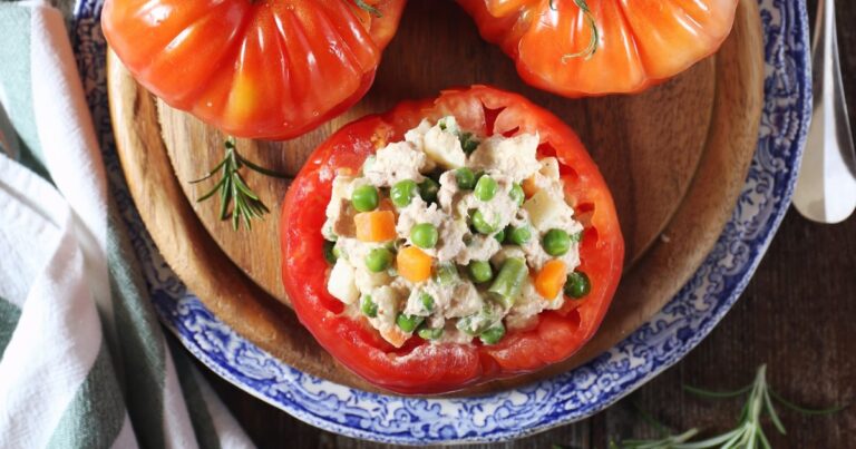 Recette de tomates farcies crues au thon et fromage frais, riche en légumes et protéines.