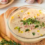 Recette de soupe d&rsquo;été à l&rsquo;aubergine, tahini et thym pour une alimentation saine.