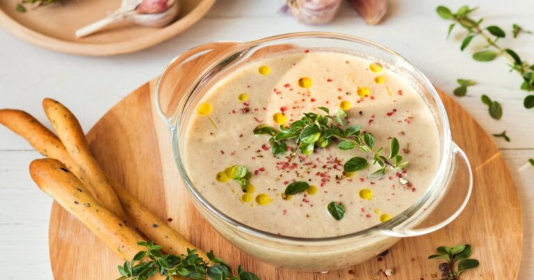 Recette de soupe d’été à l’aubergine, tahini et thym pour une alimentation saine.