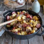 Gnocchis aux saucisses et champignons : un repas prêt en 10 minutes pour les familles.