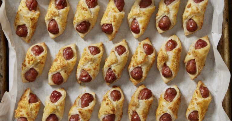 Recette de mini feuilletés aux saucisses et parmesan pour un apéritif réussi.