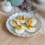 Oeufs mimosa aux asperges et bacon : une entrée printanière pour les repas de saison.