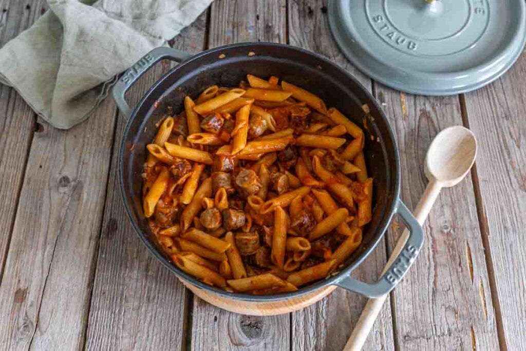 Recette de One Pot Chipolatas : Une solution rapide et anti-gaspillage en cuisine.