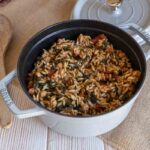 Recette simple d&rsquo;orzo aux épinards et pois chiches en mode one pot pour un repas rapide.