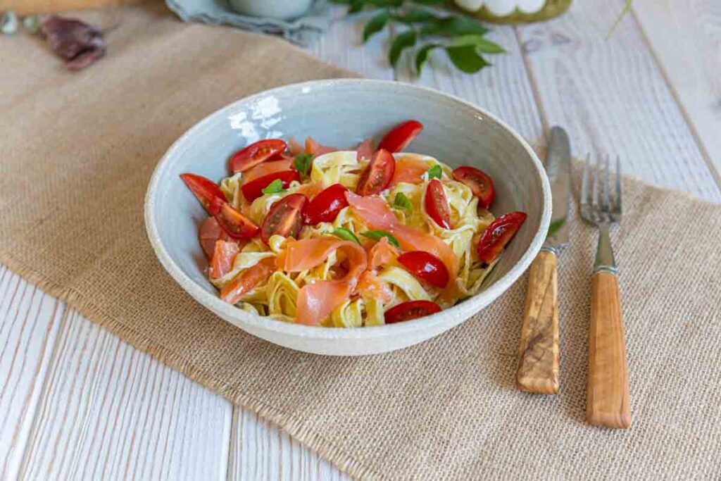 Recette rapide : pâtes au saumon prêtes en moins de 15 minutes.