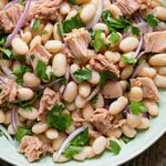 Recette de salade de haricots blancs, thon et oignon rouge pour un repas équilibré.