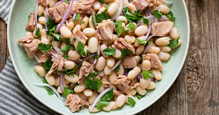 Recette de salade de haricots blancs, thon et oignon rouge pour un repas équilibré.