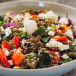 Salade de lentilles aux légumes grillés et feta : une recette saine et équilibrée.