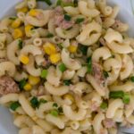 Recette de salade de pâtes au thon, maïs et ciboulette : un plat rapide et nutritif.