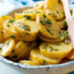 Recette de salade de pommes de terre tiède à la ciboulette pour un repas équilibré.
