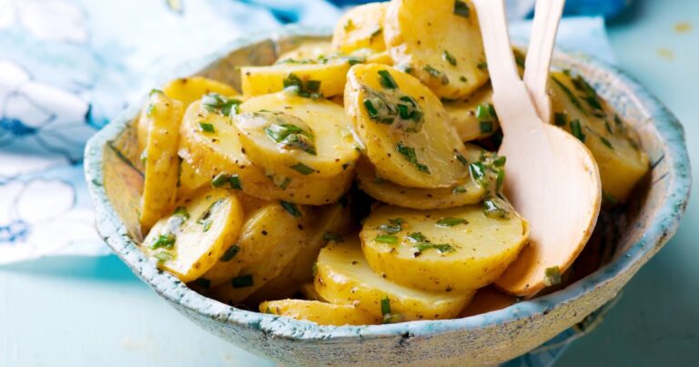 Recette de salade de pommes de terre tiède à la ciboulette pour un repas équilibré.