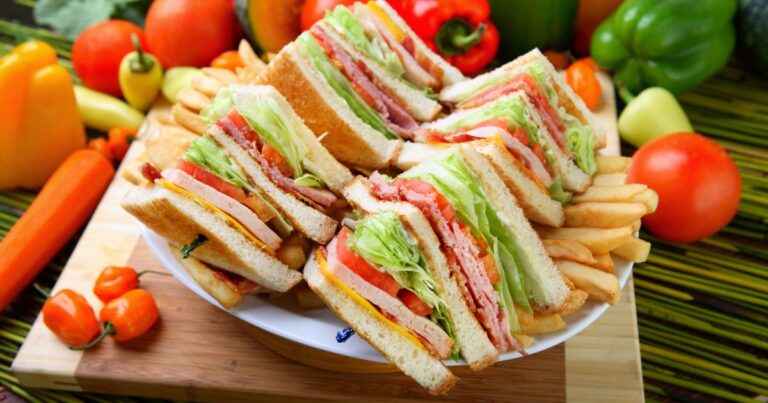 Recette de sandwich club au jambon et cheddar : préparation et ingrédients essentiels.
