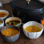 Recette de six soupes d&rsquo;automne à préparer en grande quantité pour les familles.