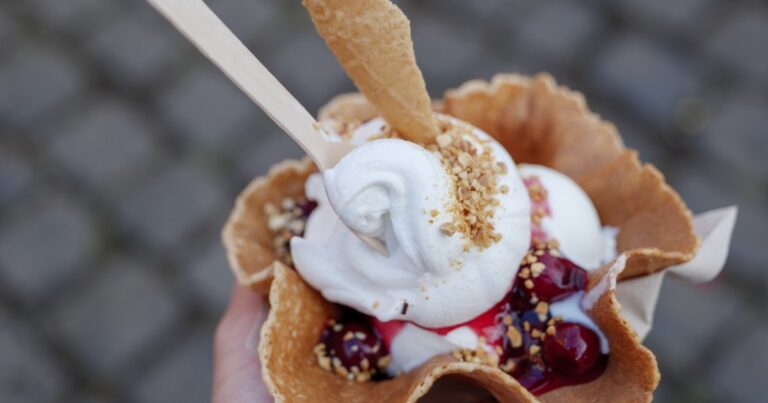 Recette de sundae au yaourt et fruits d’été : une option saine pour l’été.