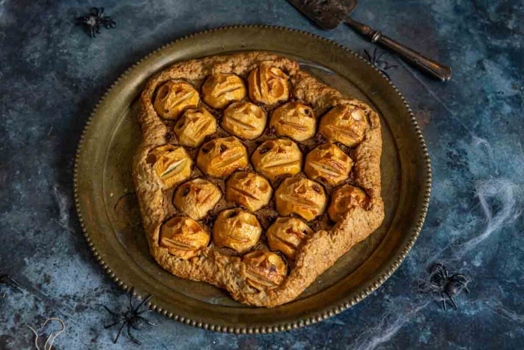 Tarte aux pommes façon têtes réduites : une recette d’Halloween à découvrir en famille.