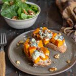 Tartines au potimarron, bleu et noix : une recette automnale traditionnelle française.