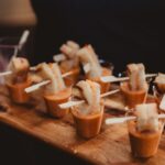 Verrines de gaspacho et mini croque-monsieur : une recette simple pour l&rsquo;apéritif.