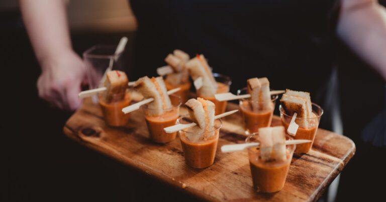 Verrines de gaspacho et mini croque-monsieur : une recette simple pour l’apéritif.