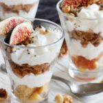 Recette de yaourt aux figues et éclats de pistache : un dessert simple et nutritif.
