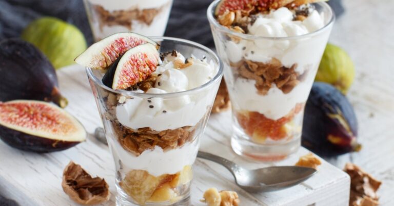 Recette de yaourt aux figues et éclats de pistache : un dessert simple et nutritif.