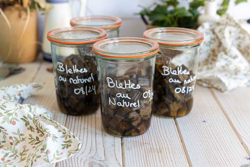 Conservation des légumes : bocaux de côtes de blettes au naturel en France.