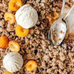 Quinze recettes de crumbles sucrés estivaux à réaliser avec des fruits de saison.