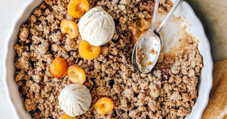 Quinze recettes de crumbles sucrés estivaux à réaliser avec des fruits de saison.