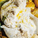 Dix recettes de salades à la burrata inspirées des cuisines méditerranéennes.