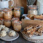 Préparation de goûters maison : compotes, cookies et barres de céréales à l&rsquo;avance.