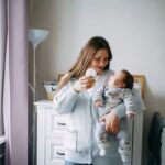 Réchauffement du lait infantile : recommandations des pédiatres sur la sécurité alimentaire.