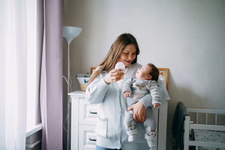Réchauffement du lait infantile : recommandations des pédiatres sur la sécurité alimentaire.