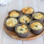 Egg muffins courgette et feta : une option de petit déjeuner salé à préparer à l’avance.