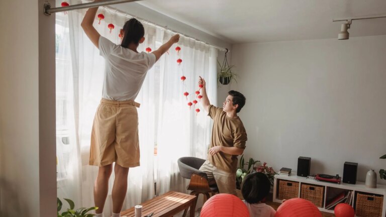 La décoration intérieure en couple favorise le renforcement des liens relationnels.